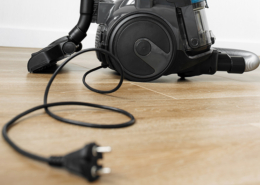 Staubsauger mit ausgerolltem Staubsaugerkabel