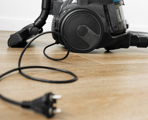 Staubsauger mit ausgerolltem Staubsaugerkabel